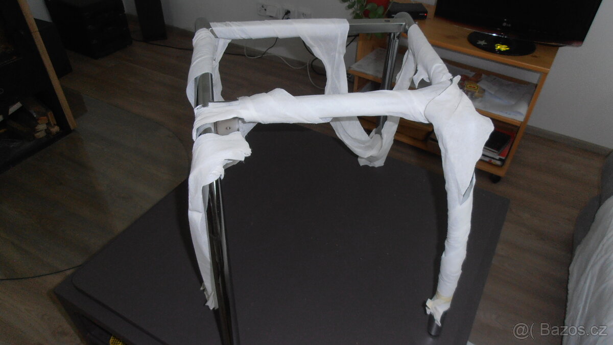 Nový kovový podstavec na židli