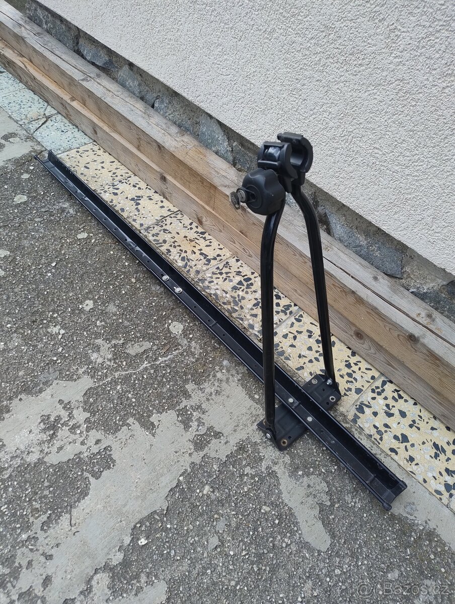 Střešní nosič kol zamykací.