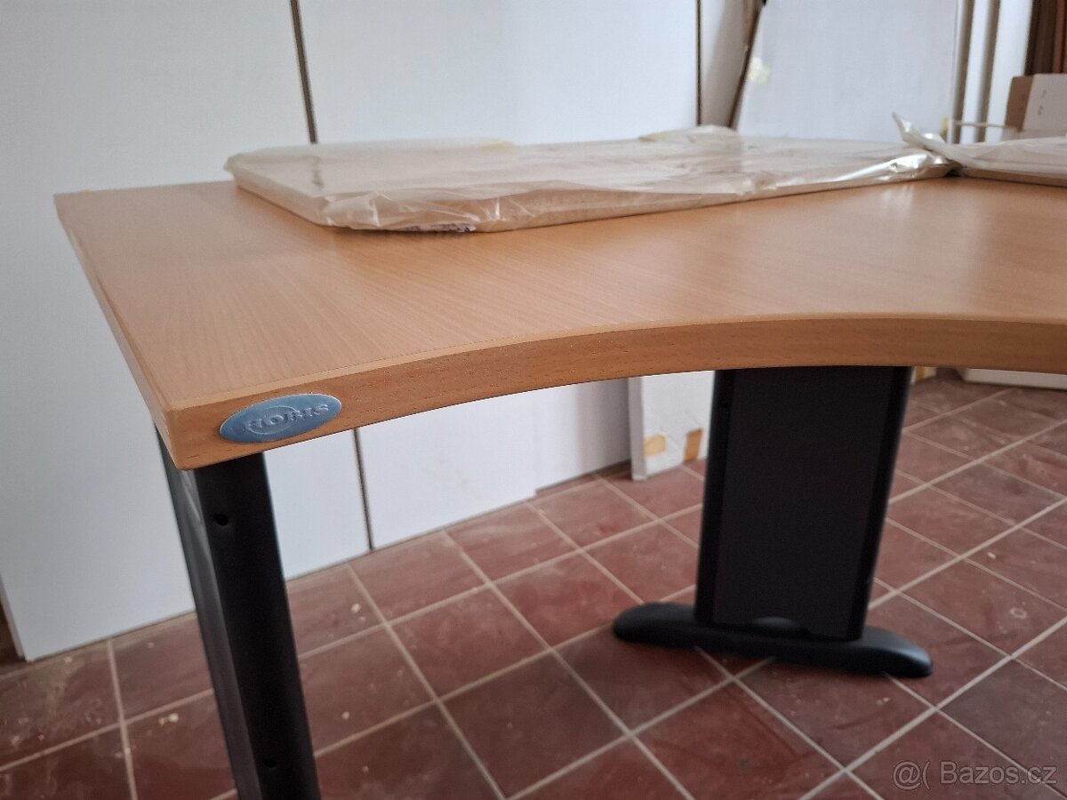 Rohový psací stůl