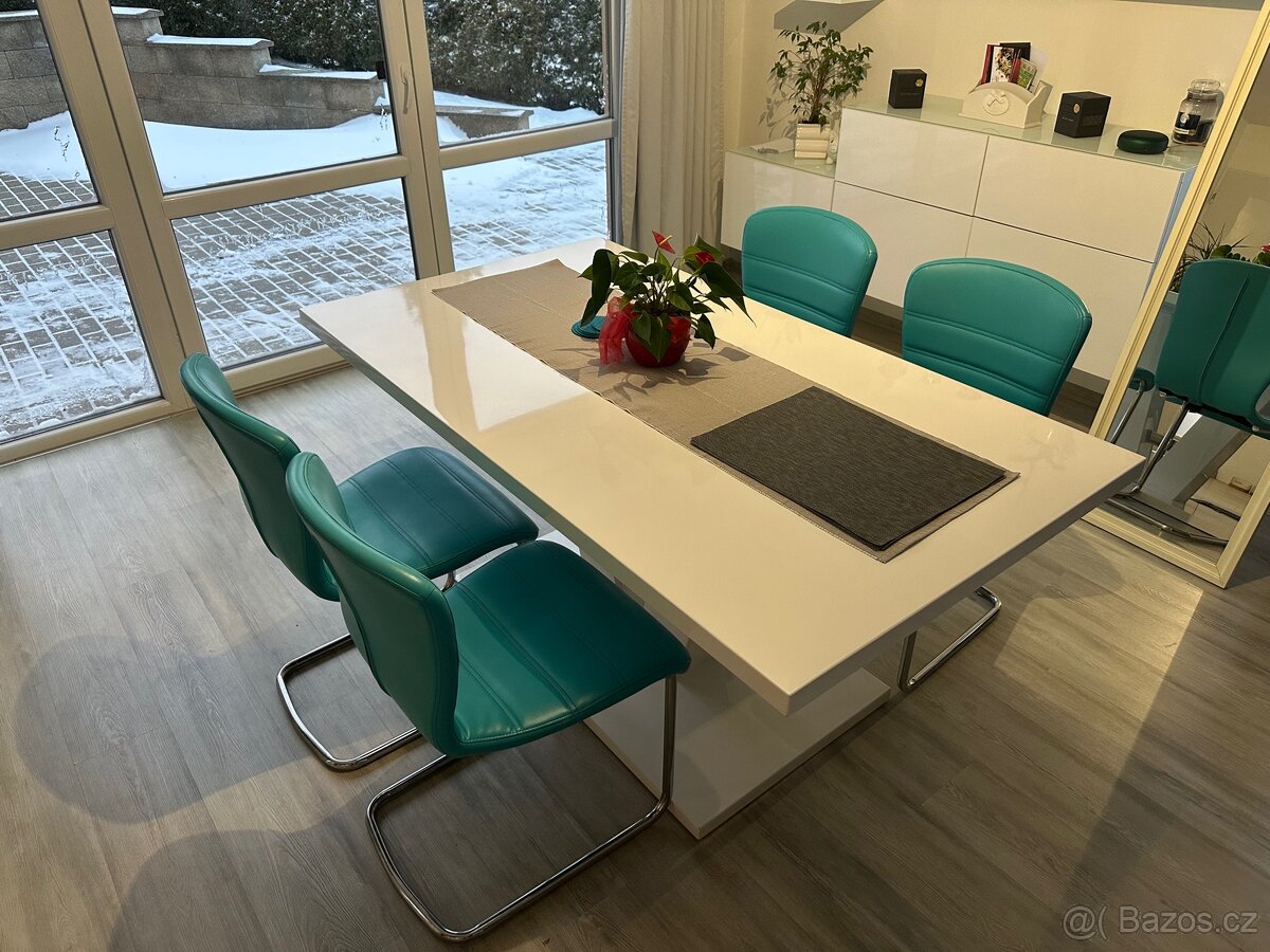 Jídelní set, lze prodat samostatně