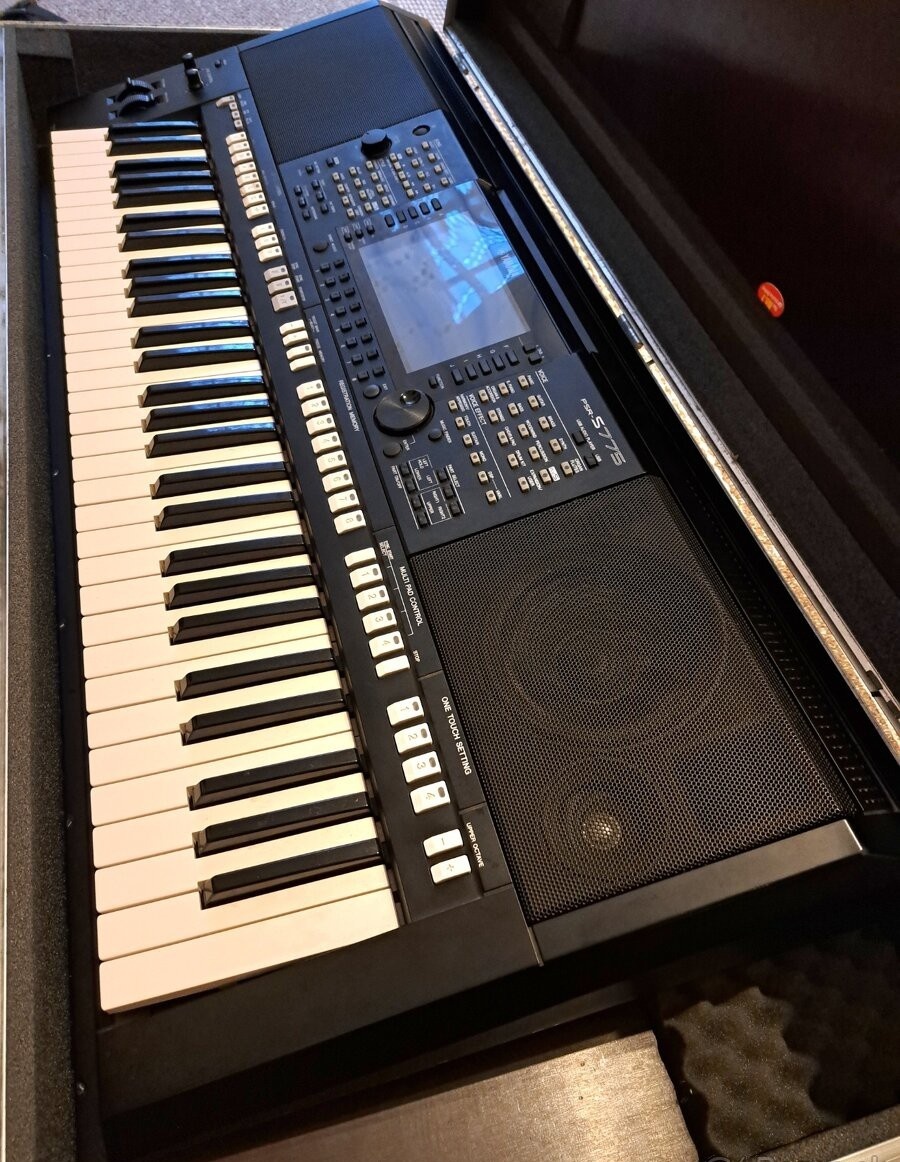 Yamaha psr s775