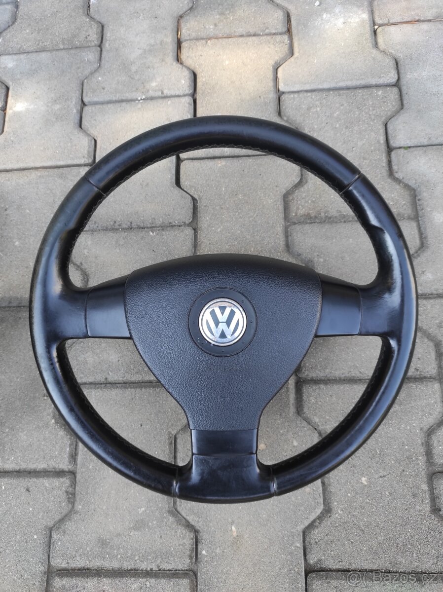 Kožený tříramenný volant VW