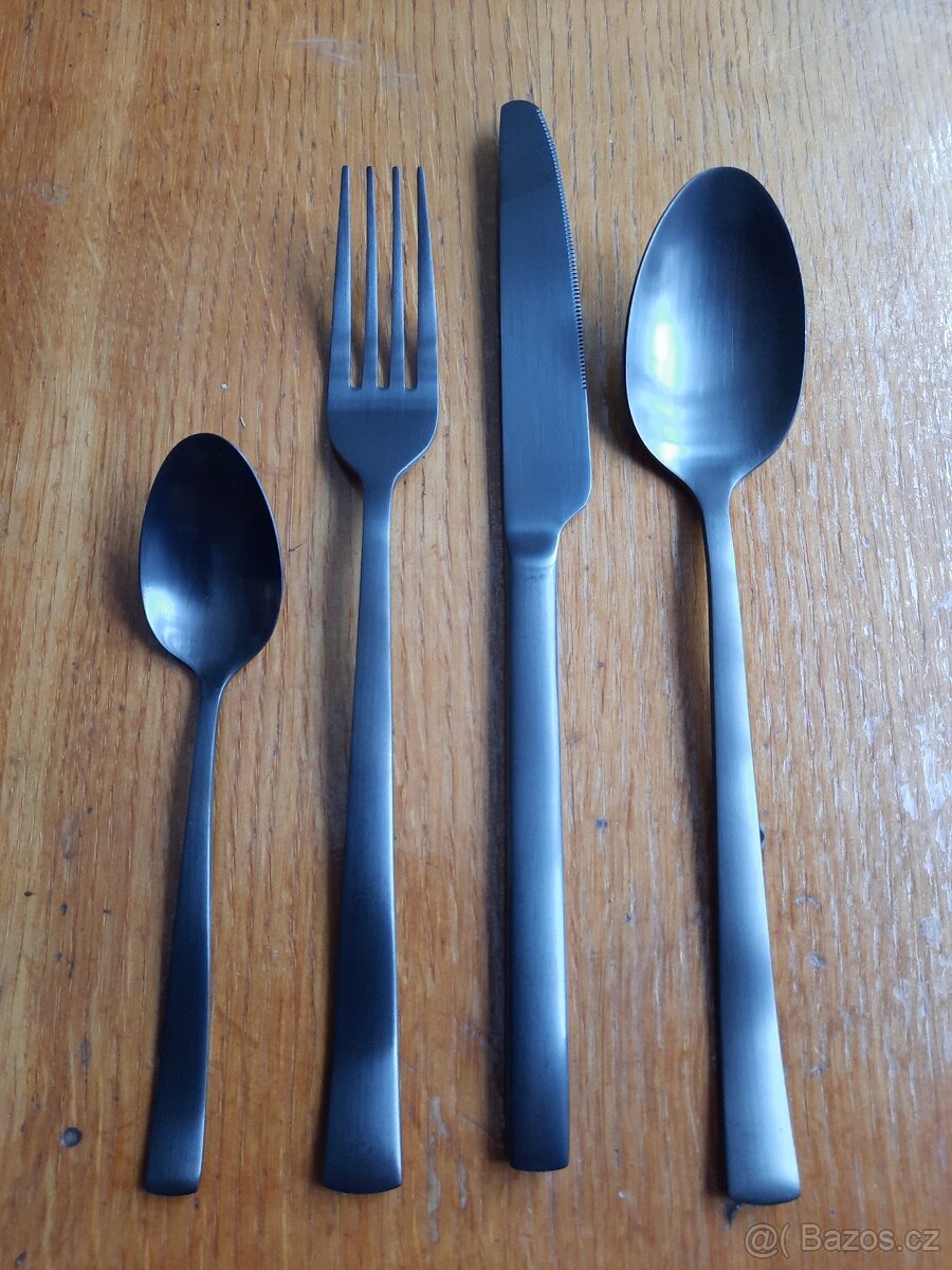 Sada černých příborů