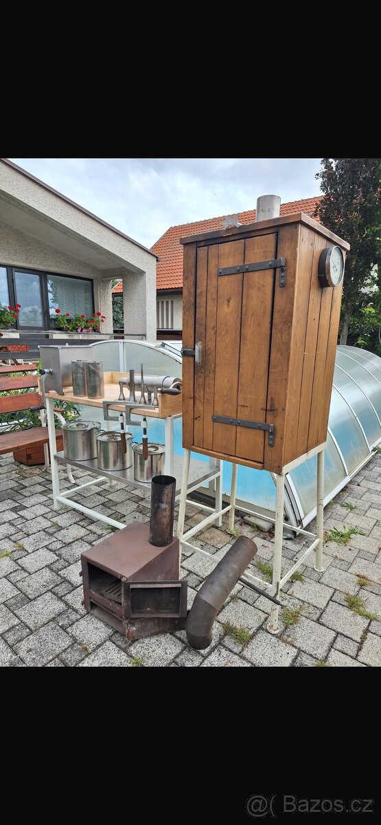 Dřevěná udírna s příslušenstvím a šunkovarem