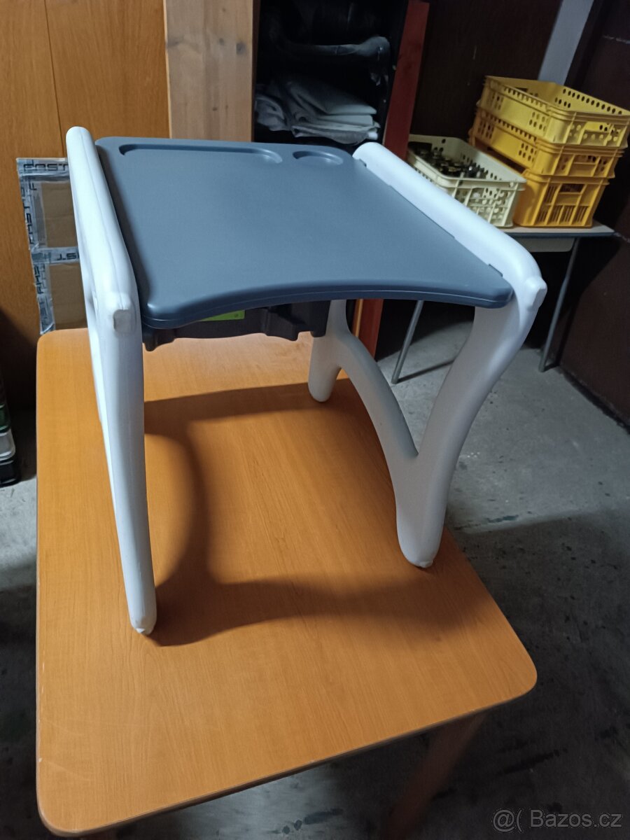 Dětský jídelní stoleček