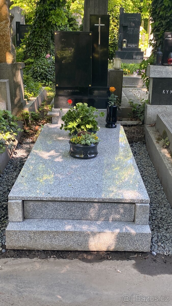 Hrobove misto na hrbitove v Praze 8