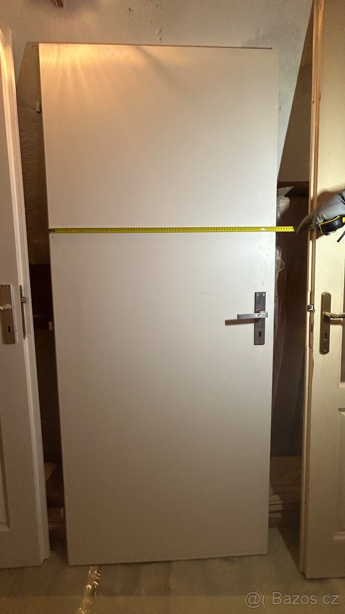 Hladké interiérové dveře s kováním na pravé straně