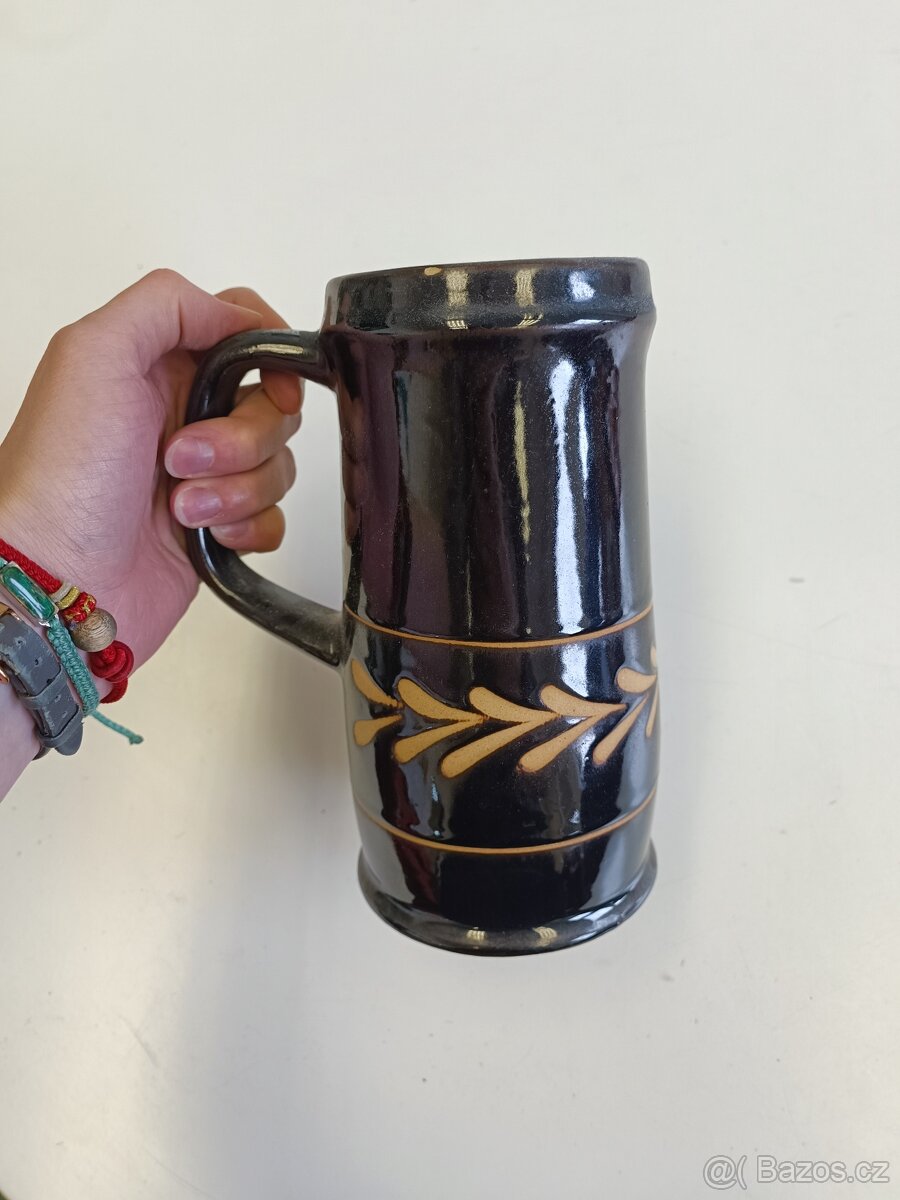Keramický půllitr s uchem – tmavě hnědá glazura