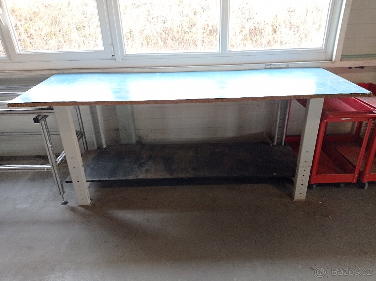 pracovní stůl výškově stavitelný