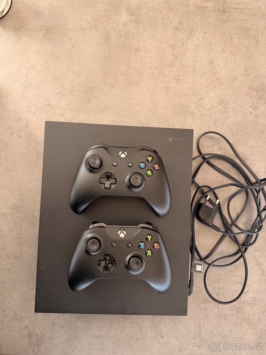 Xbox One X + 2 ovladače