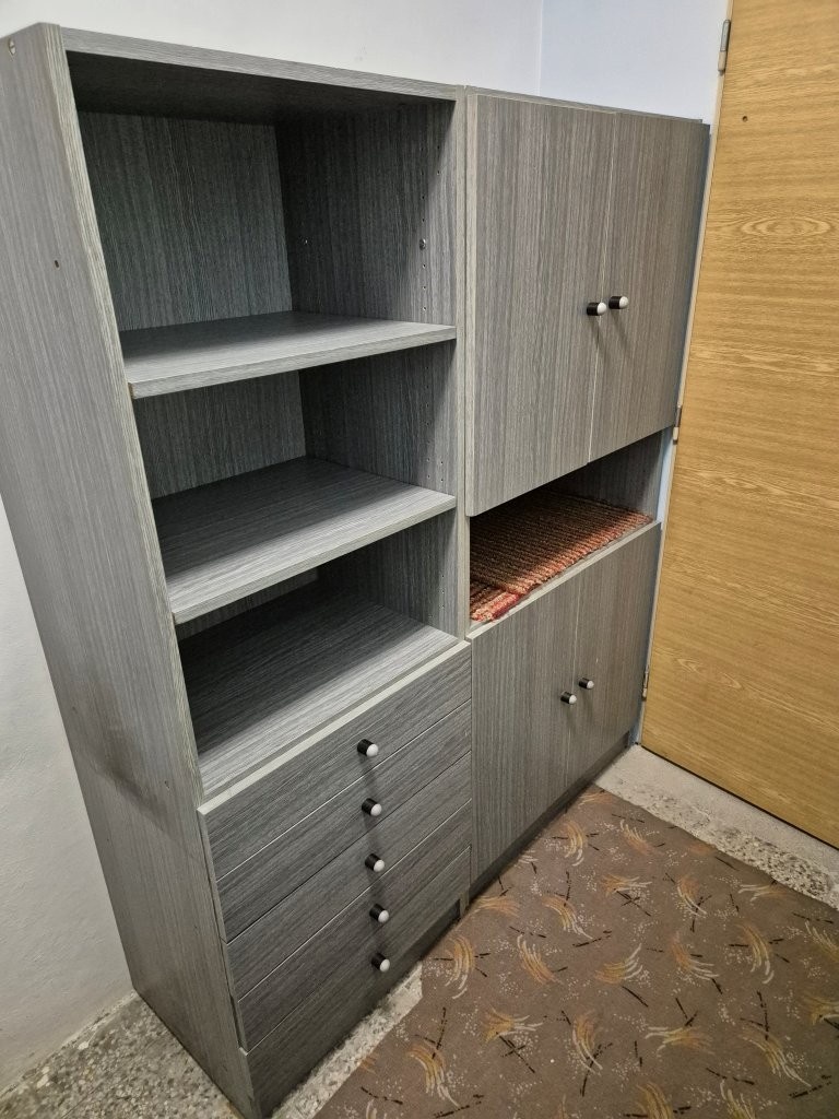 skříň šedá se šuplíky, policemi a dvířky