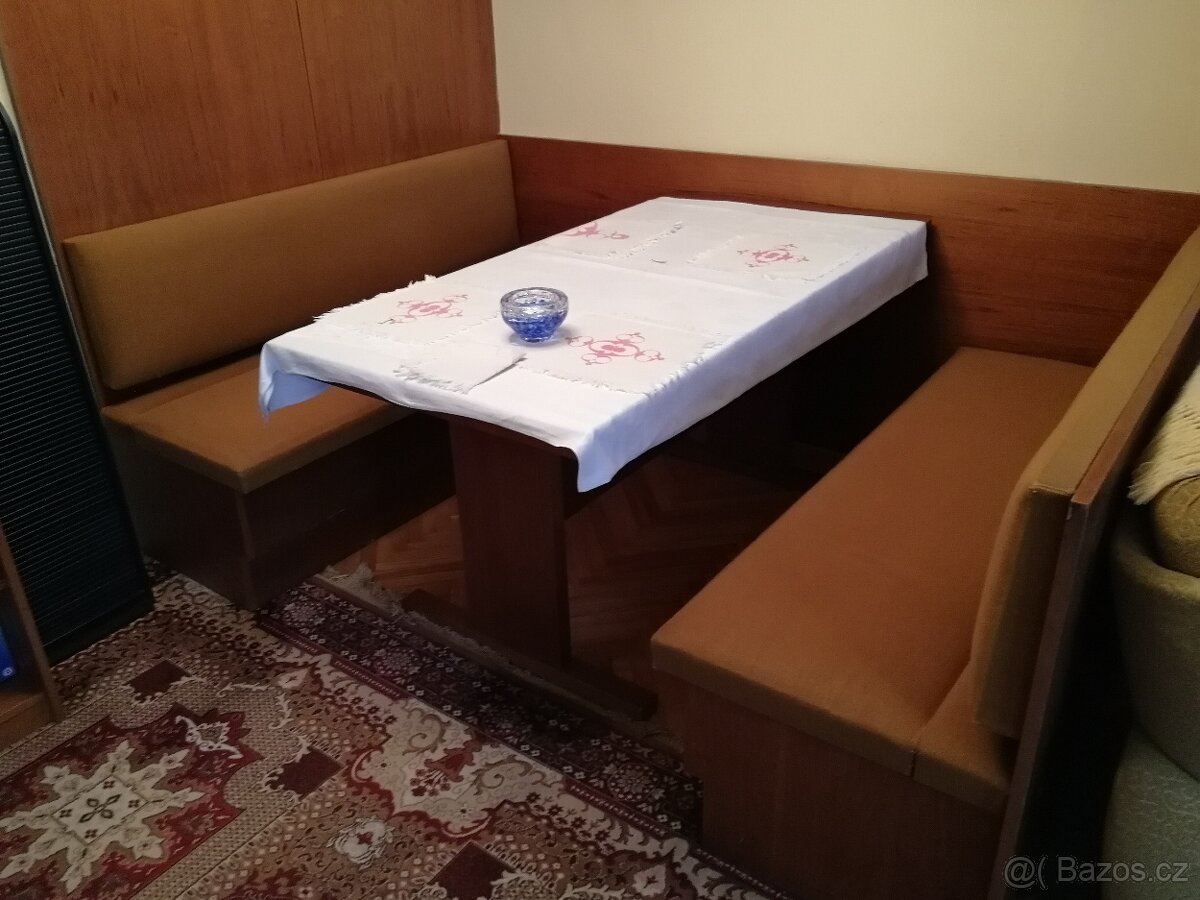 stůl a lavice