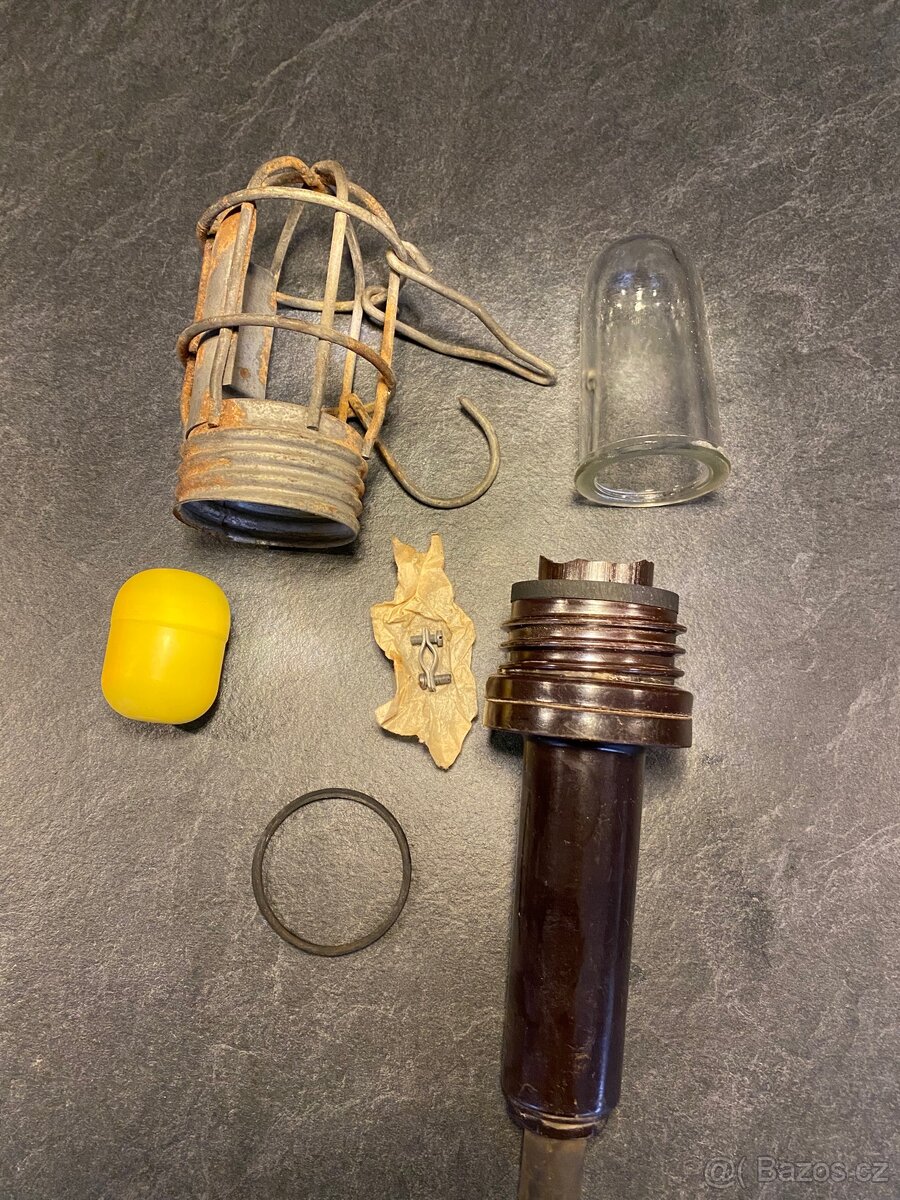 Retro bakelitová montážní závěsná lampa