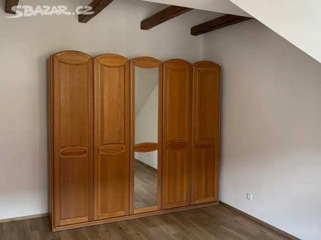 Jitona Masivní dubová šatní skříň (5 dveřová)