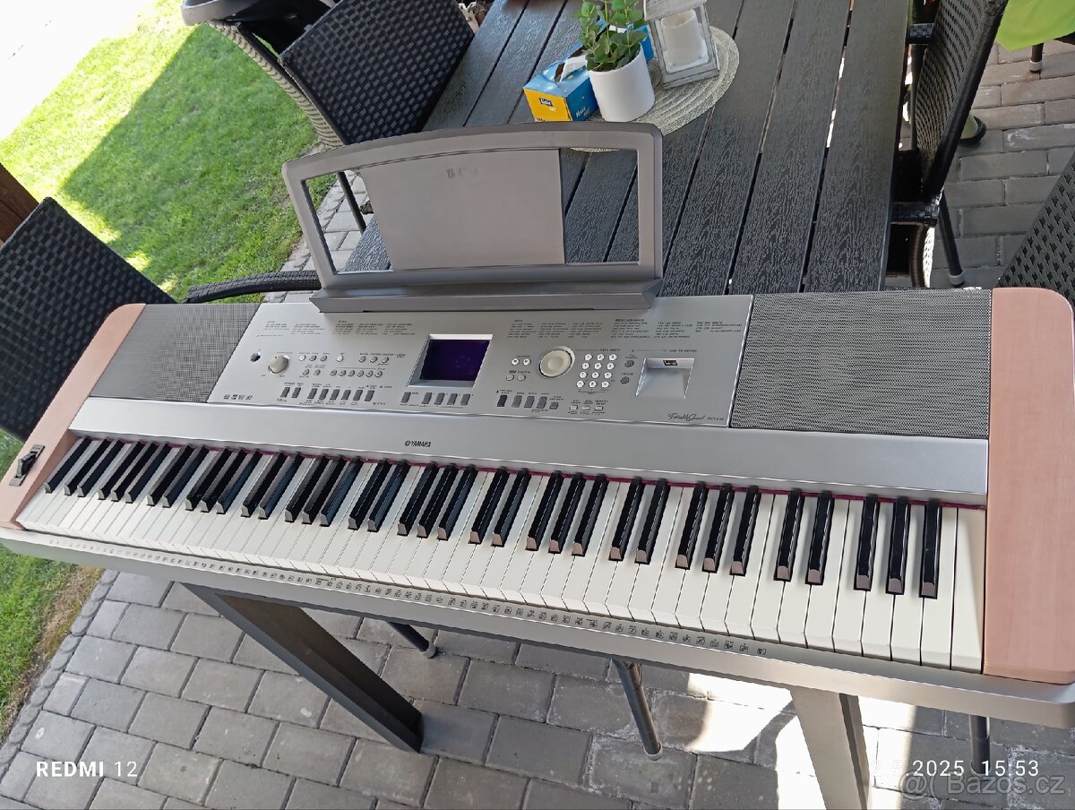 Piano YAMAHA Portable Grand DGX-640