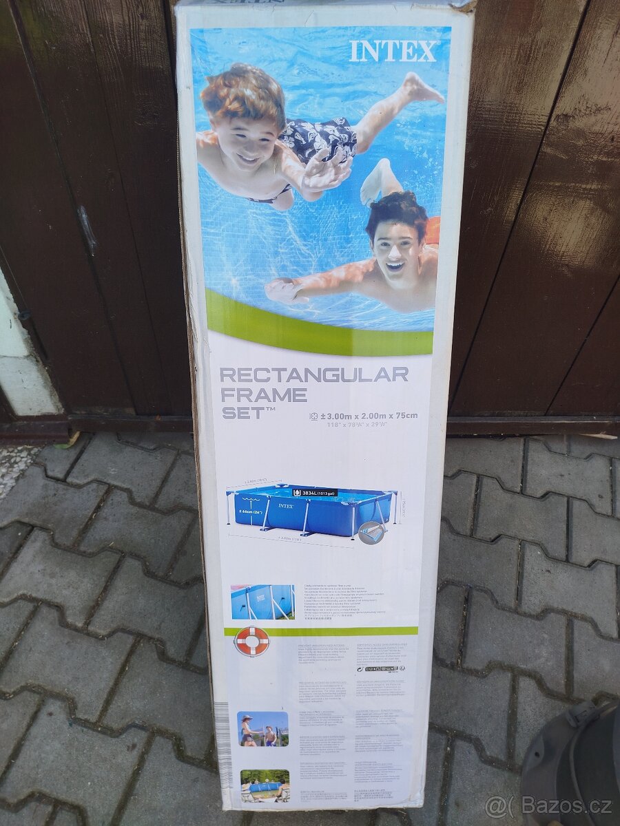 Bazén s filtrací, solárním ohřevem a plachtou