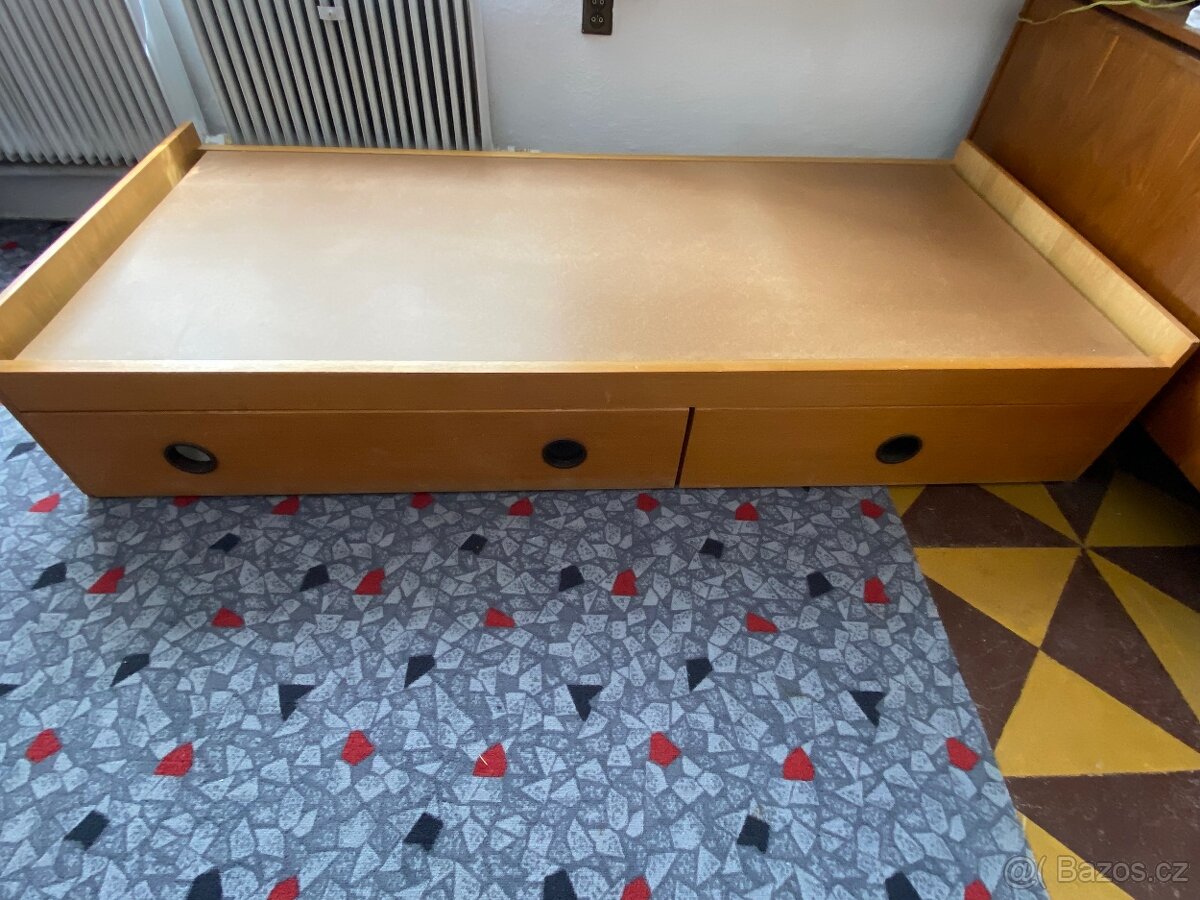 Postele s úložnými šupliky