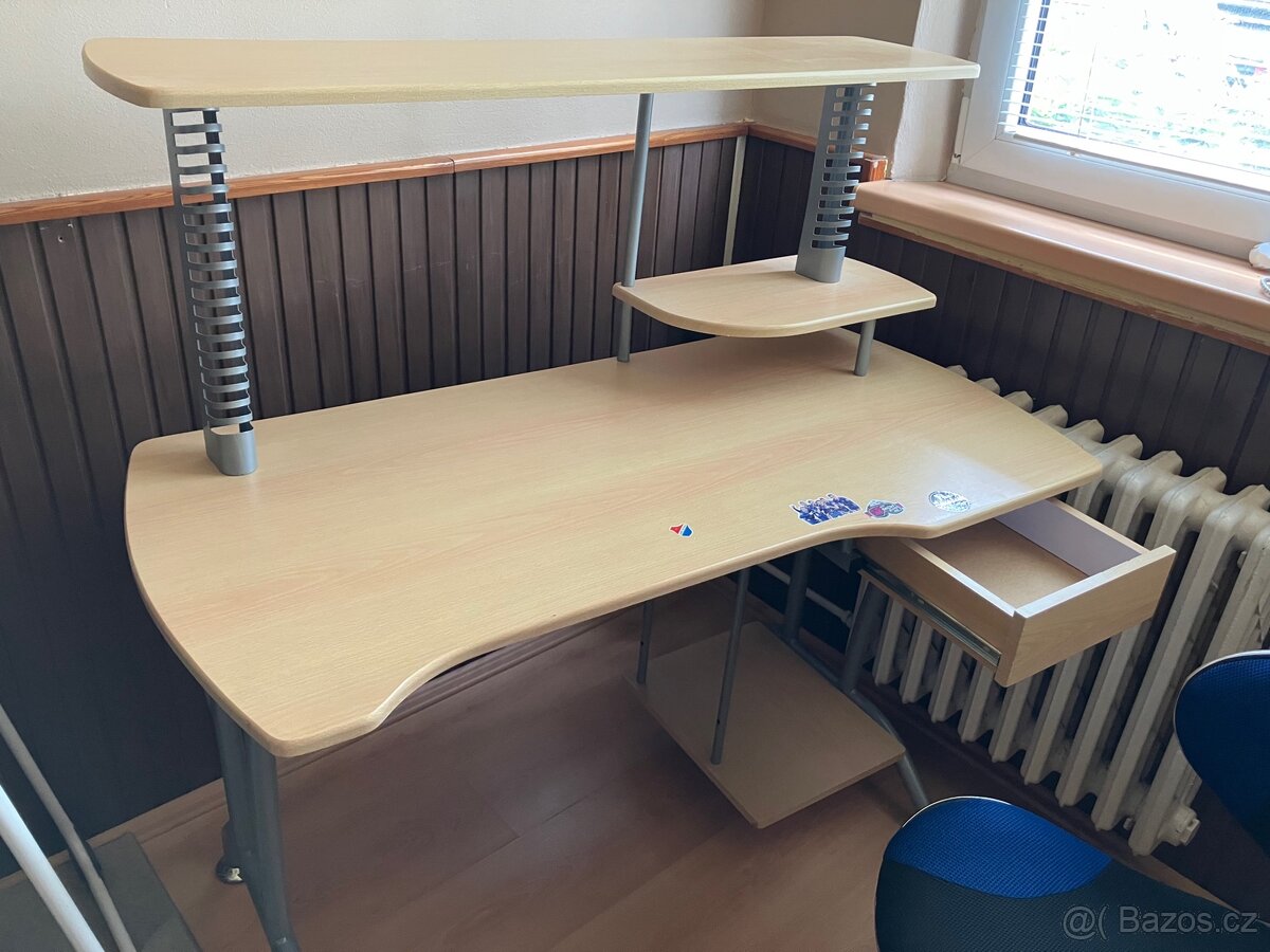 PC stůl + otočná židle