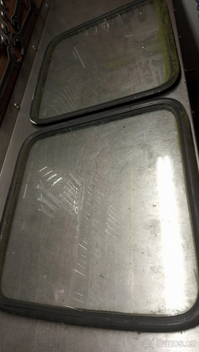 Prodám L a P zadní okna Ford Transit E, 1991-2000