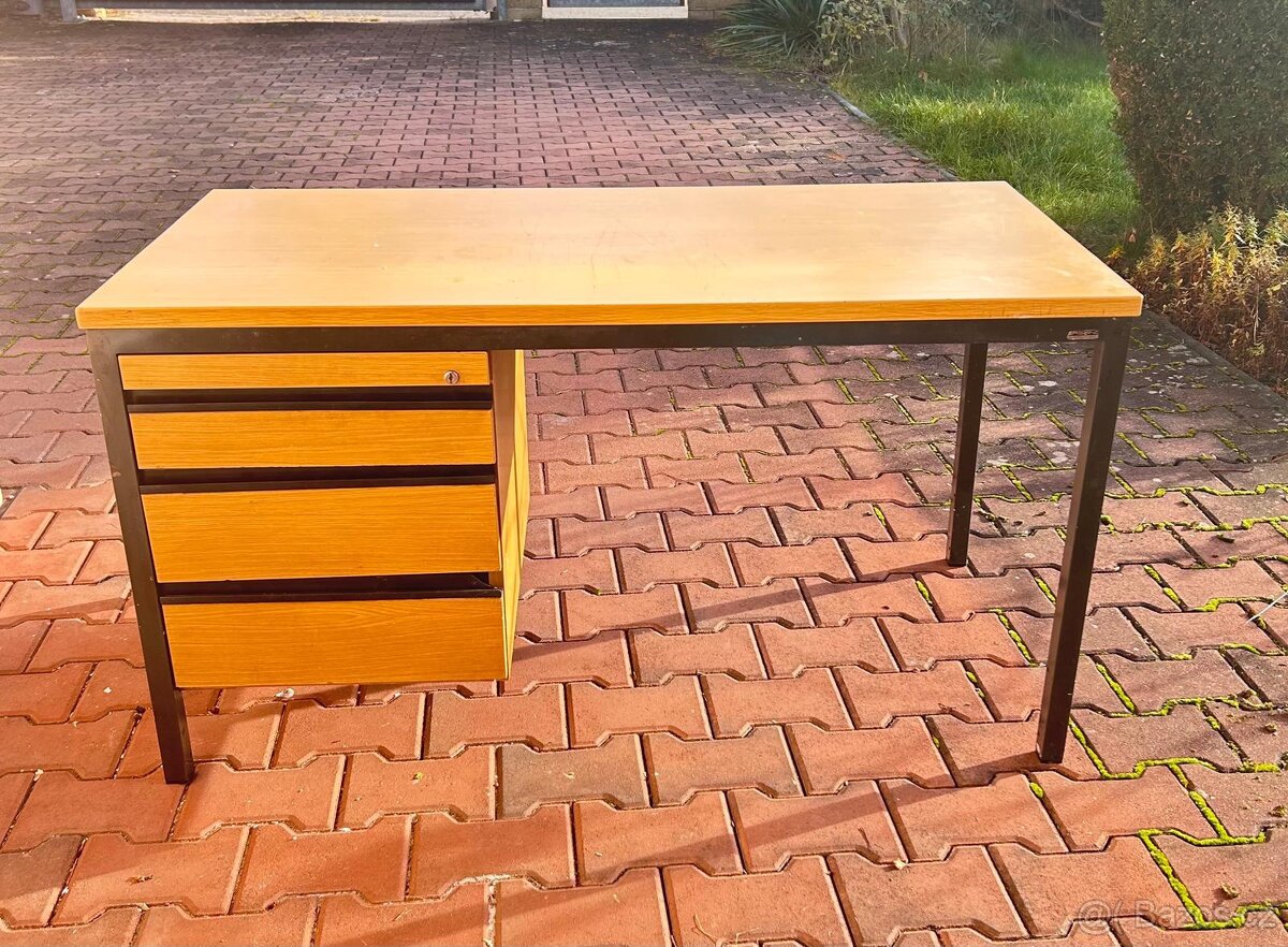 Pevny pracovní stůl