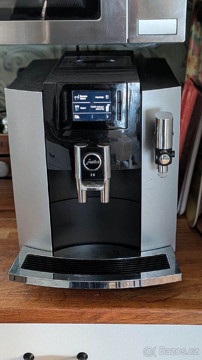 Kávovar JURA E8