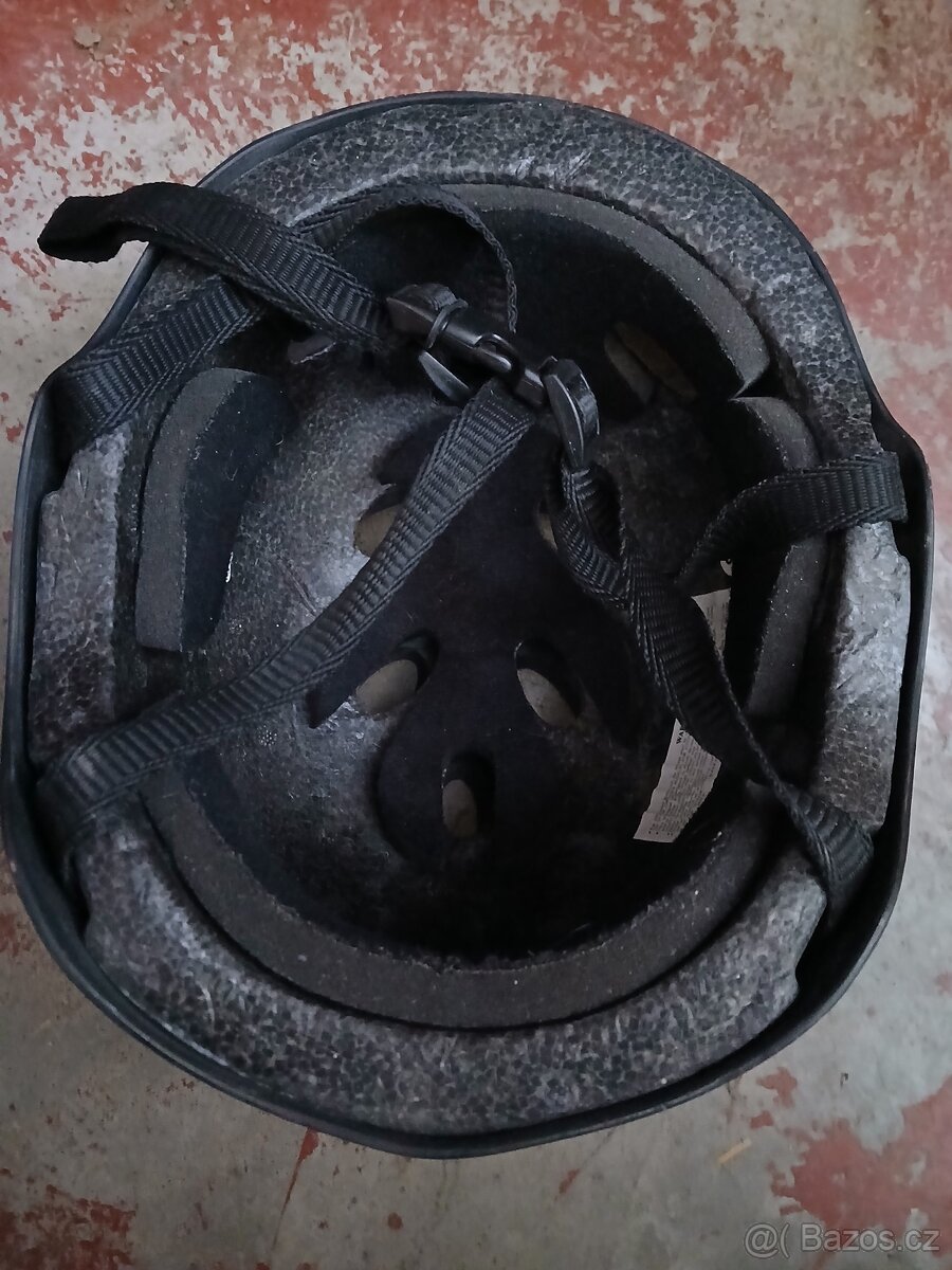 černá dětská helma