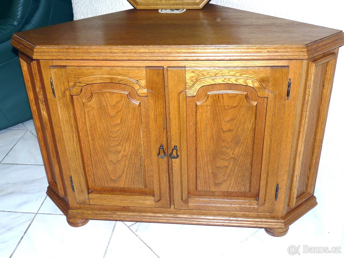 rohová rustikální komodu