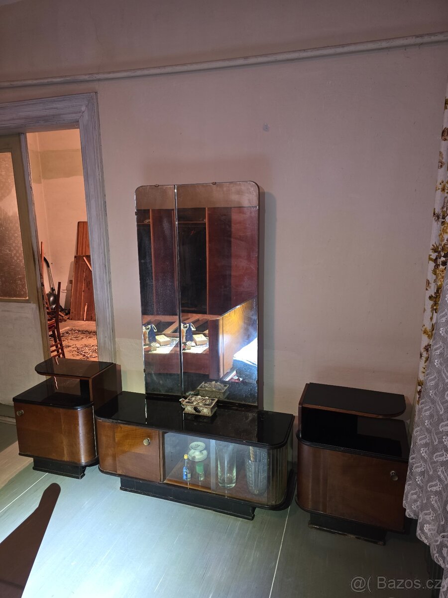 Starožitná toaletka s nočními stolky