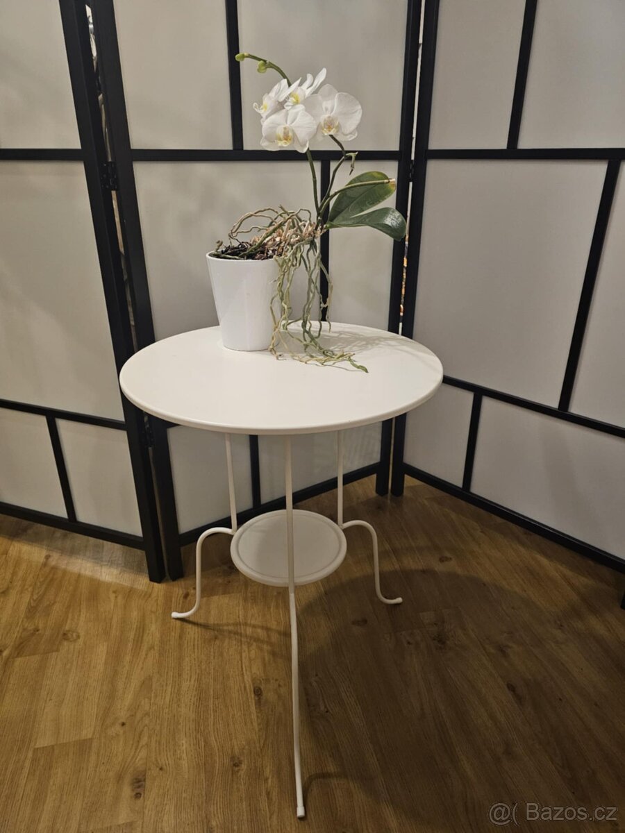 Krásný elegantní stoleček