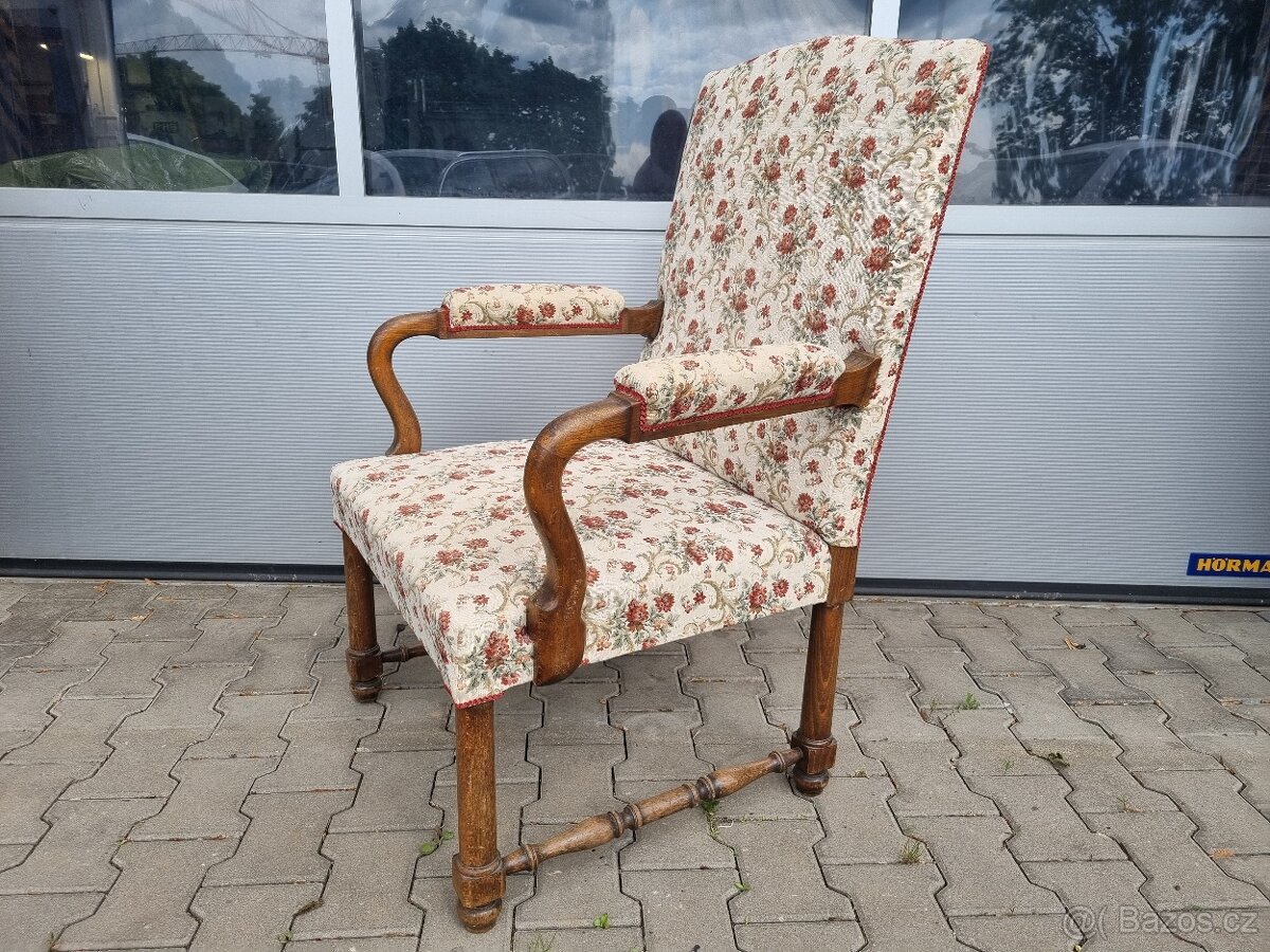 Starožitné křeslo