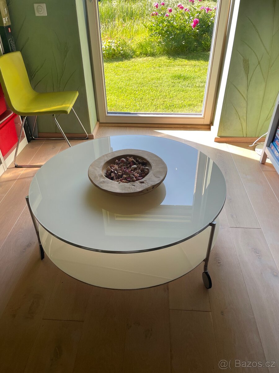 Kulaty skleneny stůl IKEA