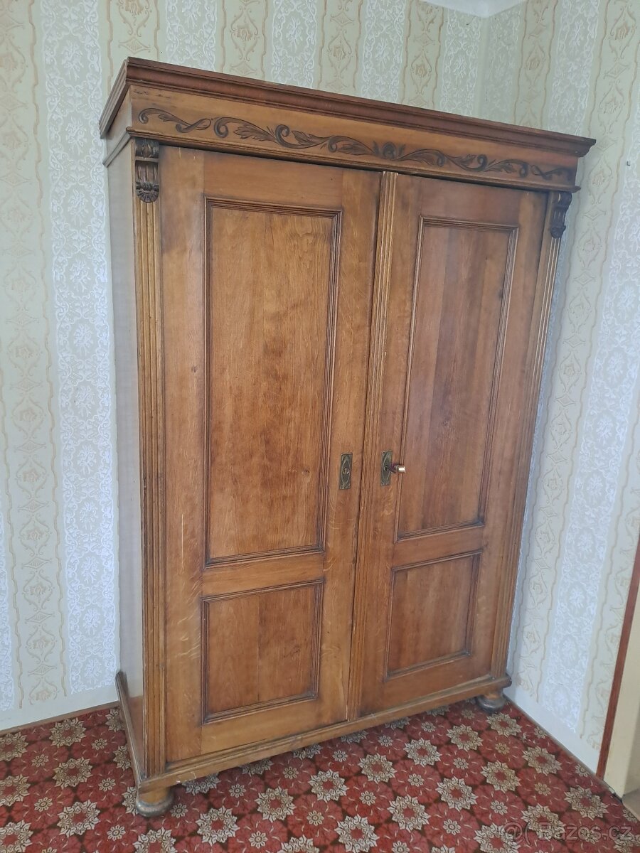 Prodám starou skříň