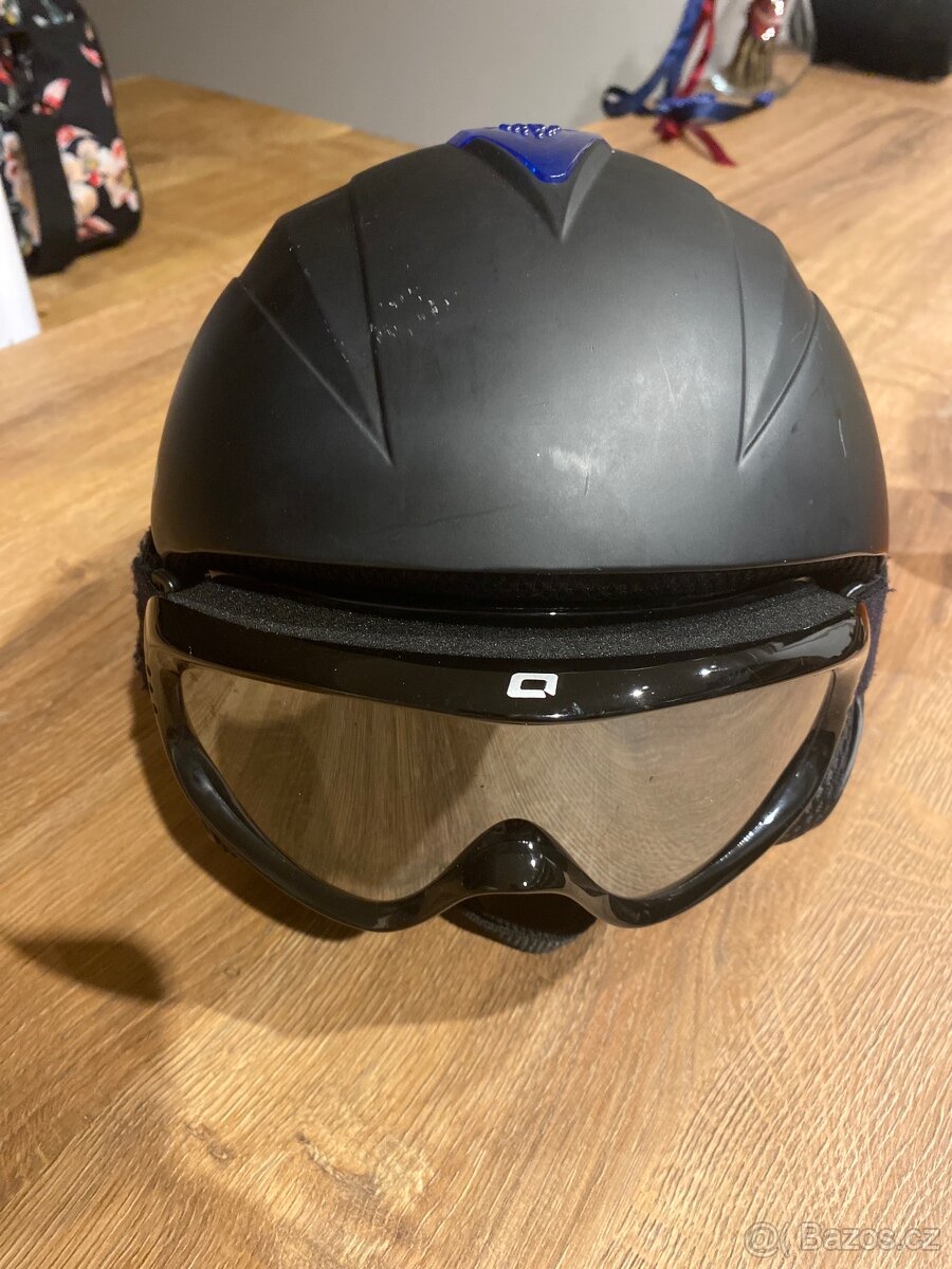 Lyžařská a snowboardová helma