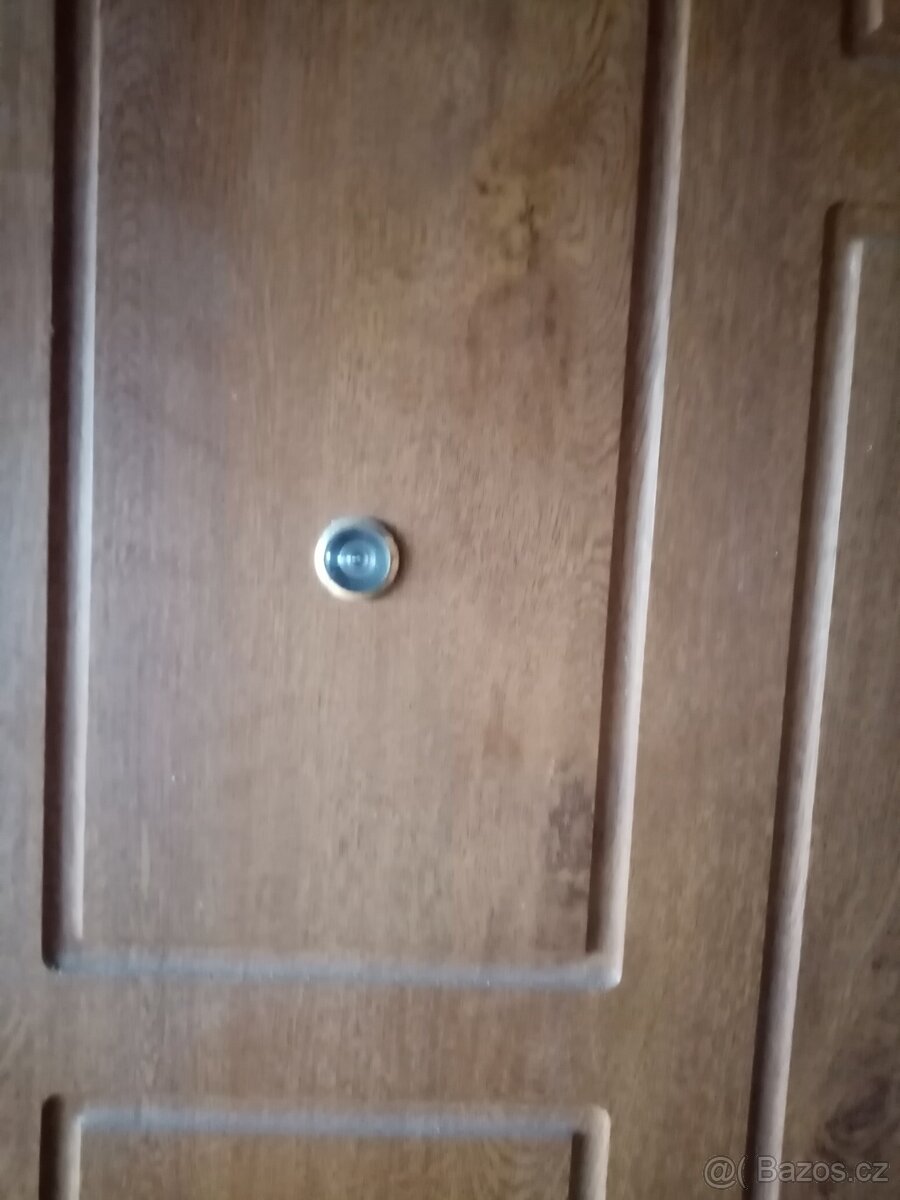 Venkovní dveře s bezpečnostním zámkem PRAVÉ