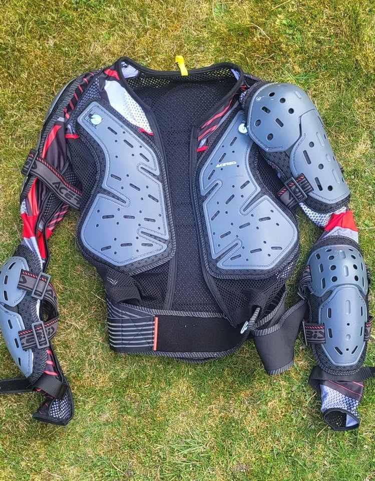 ACERBIS- celotělový chránič M/L - nový