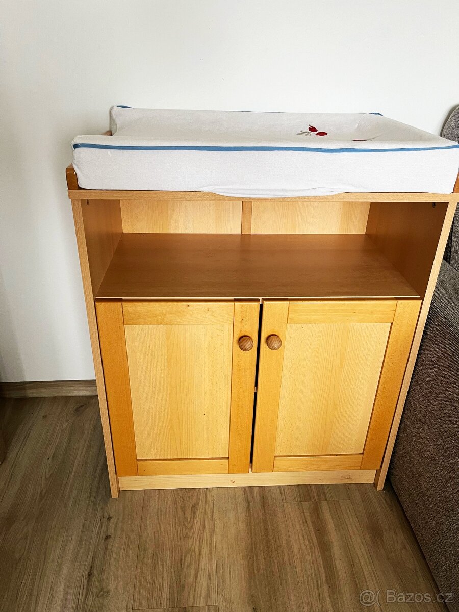 přebalovací pult se skříňkou na oblečení a podložkou