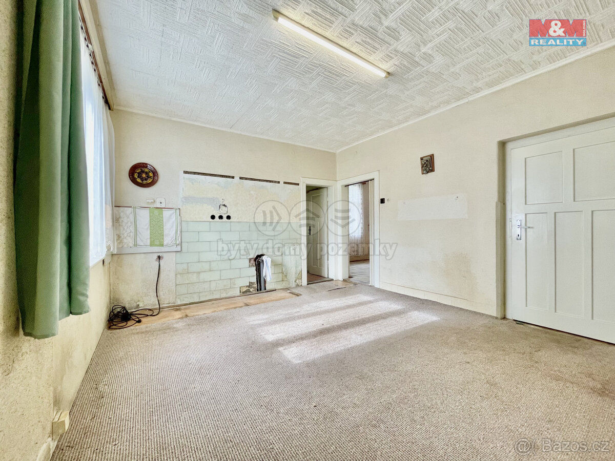 Prodej rodinného domu se zahradou, 733 m², Dolní Dobrouč