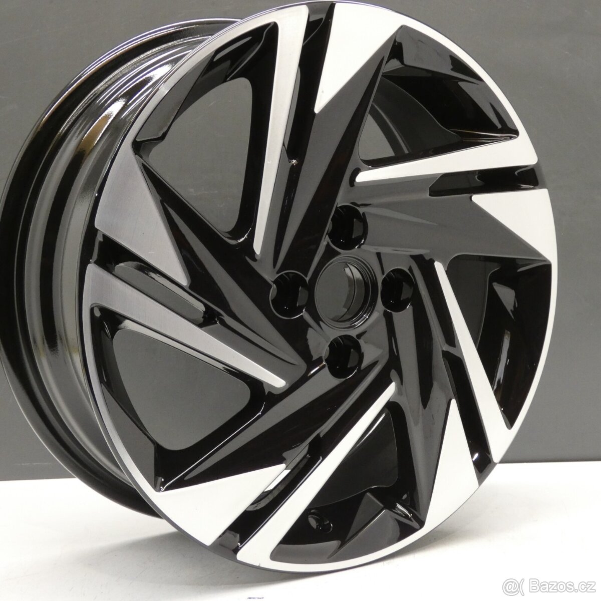 Originální 16" hliníkový disk Hyundai i20 / Bayon