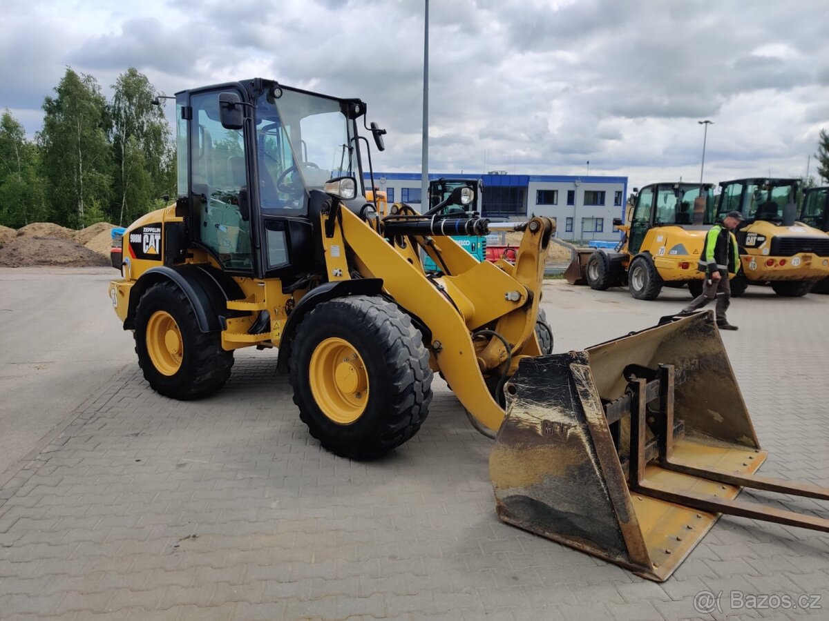 Čelní nakládač CAT 908 MTH