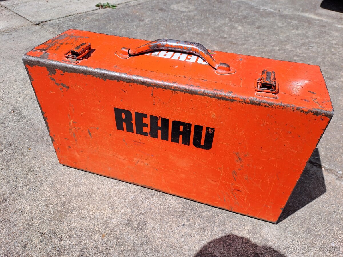 Rehau hydraulický lis