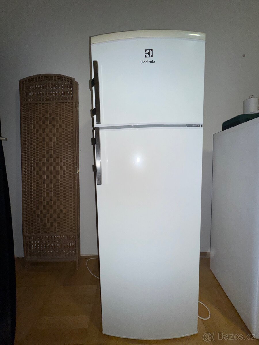 Lednice s mrazákem Electrolux EJ2801AOW2 - plně funkční