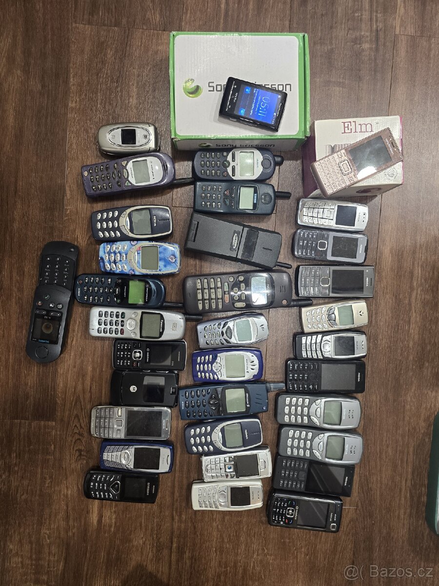 Mix mobilních telefonů 34ks - Siemens SL10, Xperia, Ericsson
