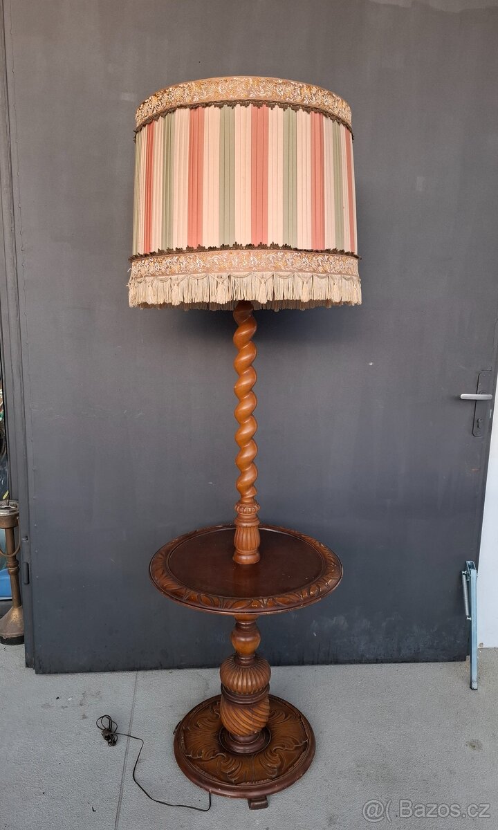 Starožitná lampa se stolkem