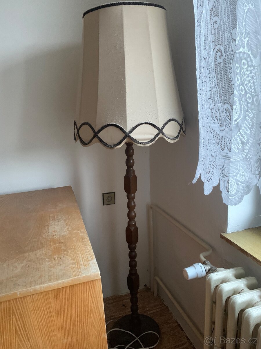 Stojací lampa