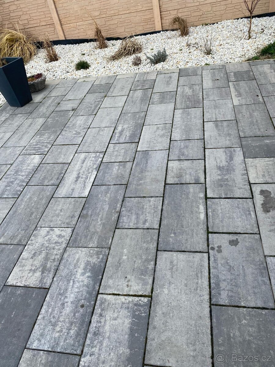 Parta šikovných kluků provádí stavební práce