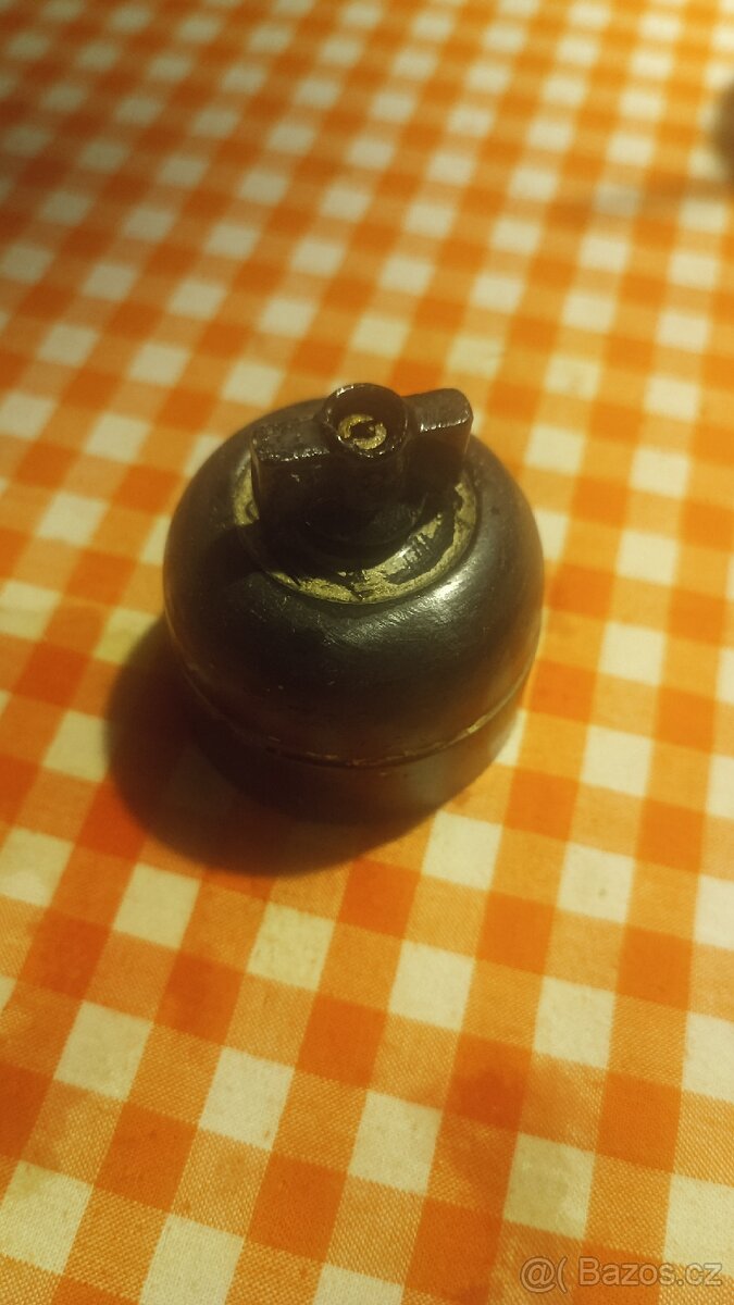 Starý bakelitový vypínač.