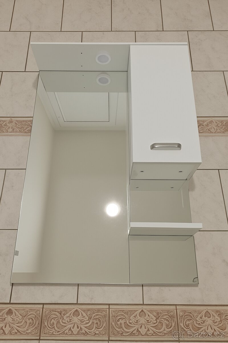 Koupelnová skříňka nad umyvadlo