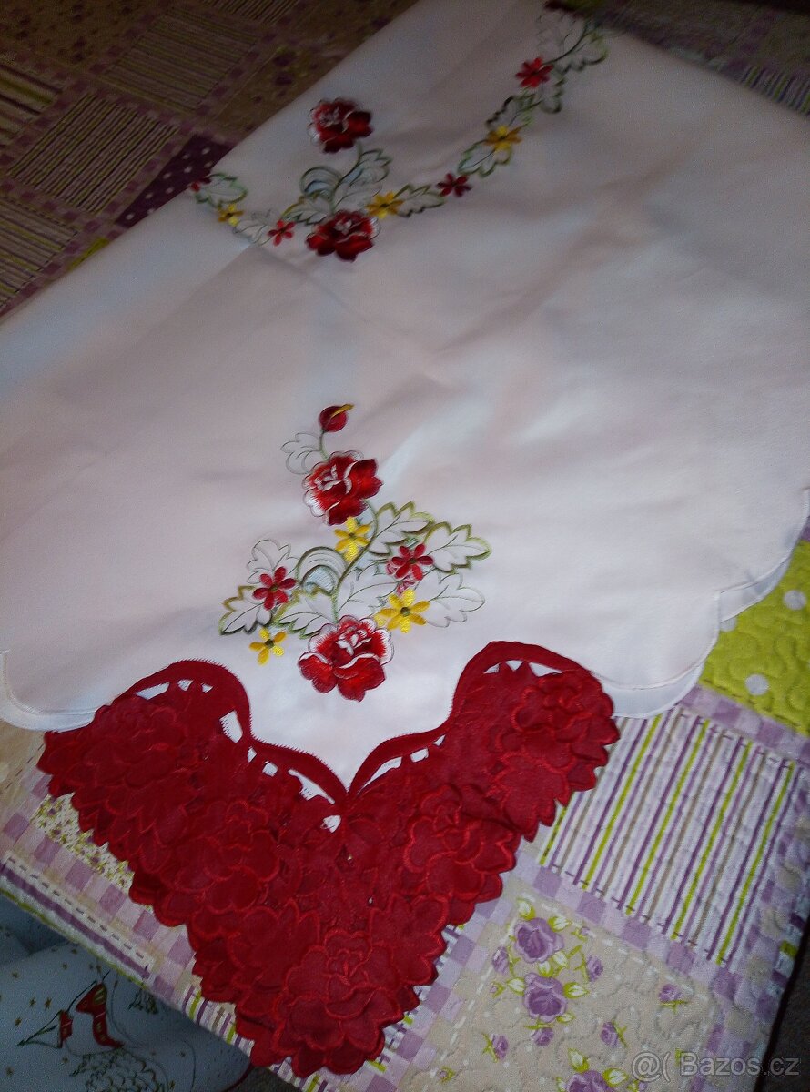Ubrus jarní vyšívaný sváteční nový vel. 175x 132