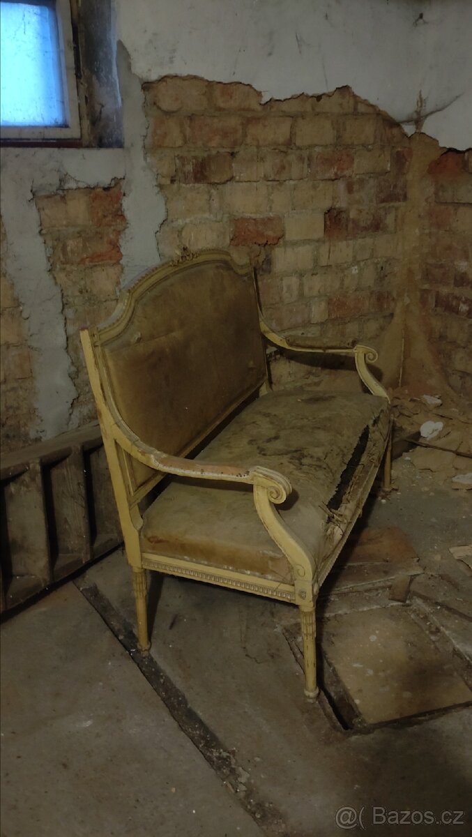 Starožitné sofa před renovací a noční stolek