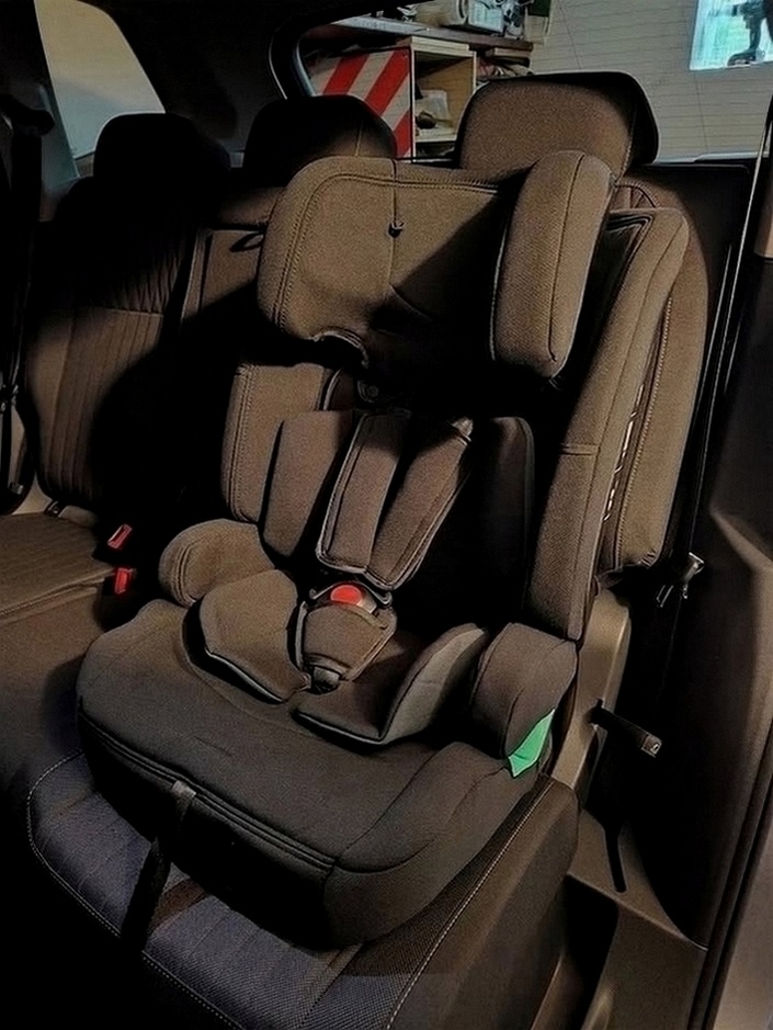 Nová dětská autosedačka s isofixem  pro děti s výškou od 76